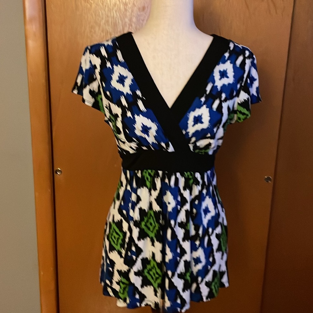 Dress Barn short sleeves multicolor blouse size 8. V neckline . Side zipper
